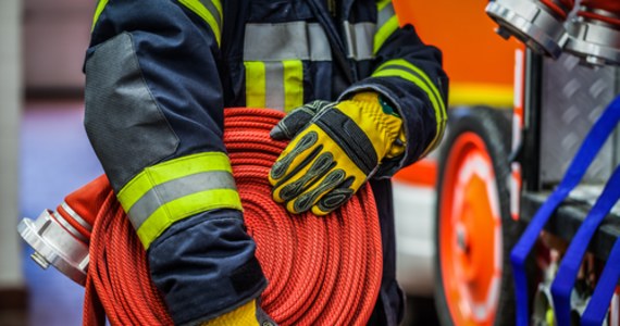 18 zastępów straży pożarnej walczy z pożarem zakładu stolarskiego w Szamocinie w Wielkopolsce.