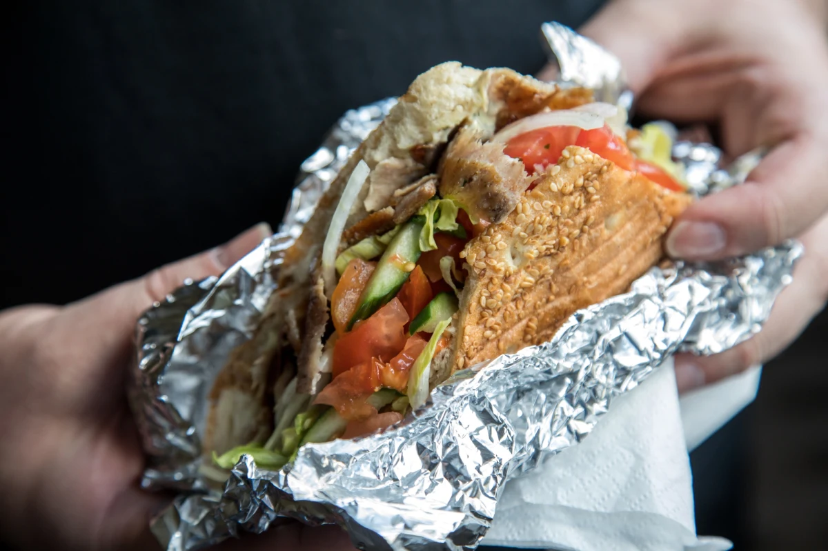 Zjadł 124 kebaby w 31 dni. 36-letni Des Breakey w ramach wyzwania "Kebabaton" chciał wesprzeć organizację charytatywną. Po zakończeniu akcji powiedział, że czuje się zmęczony zarówno psychicznie, jak i fizycznie.