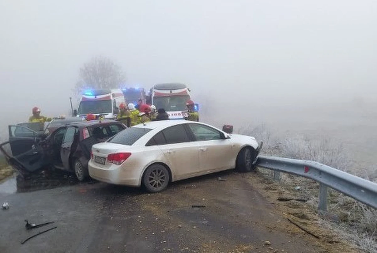 Cztery osoby trafiły do szpitala po wypadku w Siesławicach w Świętokrzyskiem. Zderzyły się tam trzy auta.