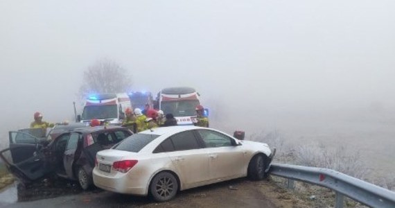 Cztery osoby trafiły do szpitala po wypadku w Siesławicach w Świętokrzyskiem. Zderzyły się tam trzy auta.