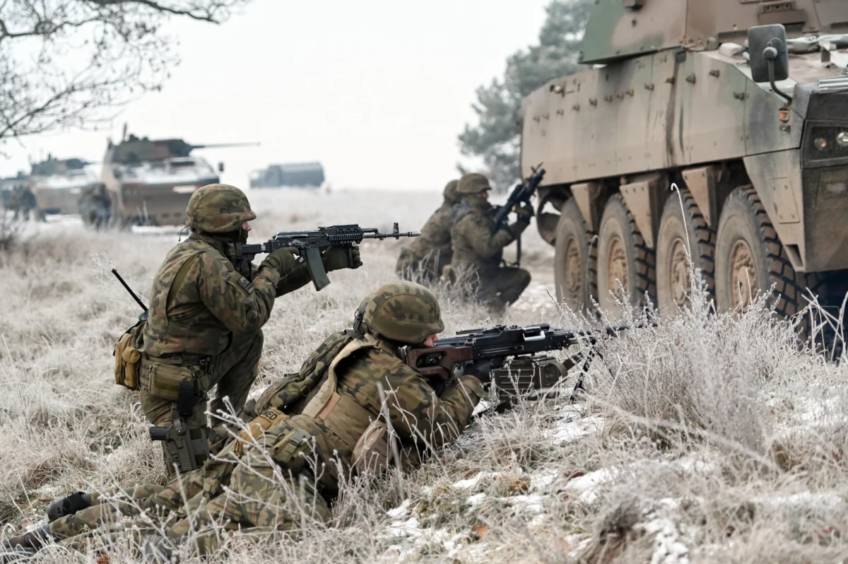Ponad 5,8 mld zł ma nas maksymalnie kosztować realizacja rozporządzenia Rady Ministrów w sprawie określenia limitów powołań do czynnej służby wojskowej oraz wojskowych ćwiczeń w tym roku. Ta regulacja - przewidująca między innymi, że na ćwiczenia może trafić do 200 tysięcy rezerwistów - właśnie weszła w życie. 