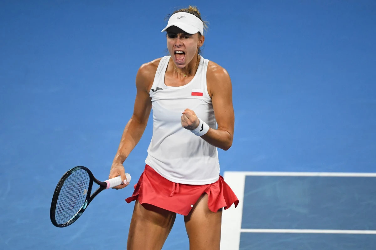 Polska remisuje z Włochami 2:2 po czterech pojedynkach meczu, którego stawką jest awans do półfinału tenisowego turnieju drużyn mieszanych United Cup w Australii. Do wyrównania doprowadziła Magda Linette, która wygrała z Lucią Bronzetti 6:1, 6:2.