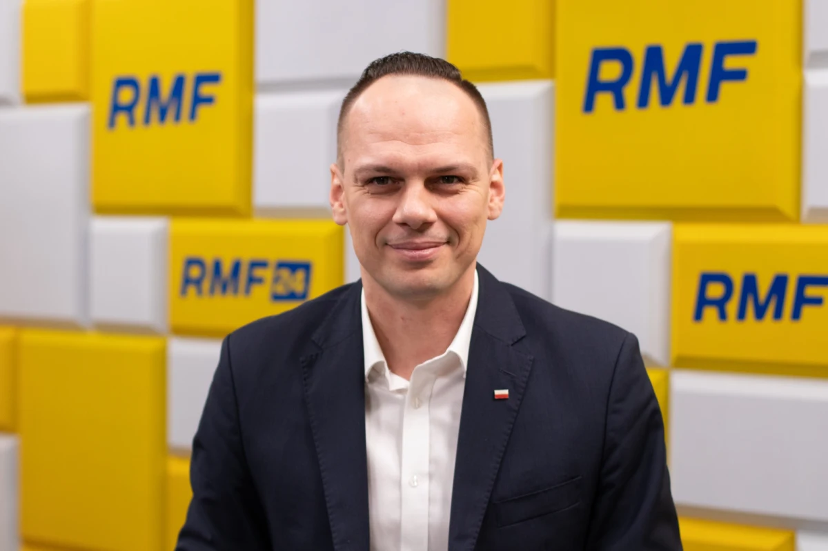 "Widać to po statystykach z poprzedniego roku, że mieliśmy do czynienia z mniejszą liczbą tego typu wykroczeń. Idea zatrzymania prawa jazdy przez Trybunał Konstytucyjny nie została zakwestionowana, została zakwestionowana sama procedura" – mówił w Rozmowie w południe w RMF FM Rafał Weber, wiceszef resortu infrastruktury. Jak dodał, odbyło się już pierwsze spotkanie ze stroną samorządową w tym zakresie, a w planach są kolejne. "Zresztą też rozmawialiśmy z wiceministrem sprawiedliwości i ministrem spraw wewnętrznych i administracji, wczytując się w sam wyrok. Myślę, że ta reakcja jest potrzebna po to, aby była prawna jednolitość postępowania przez starostów w tym zakresie" - zaznaczył.