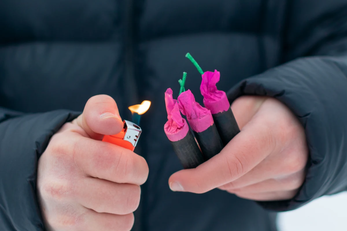 Policjanci z Bartoszyc zatrzymali 18 i 27-latka, którzy na terenie Górowa Iławeckiego wrzucali petardy do śmietników. Część kontenerów została zniszczona, a straty oszacowano na ponad dwa tysiące złotych.
