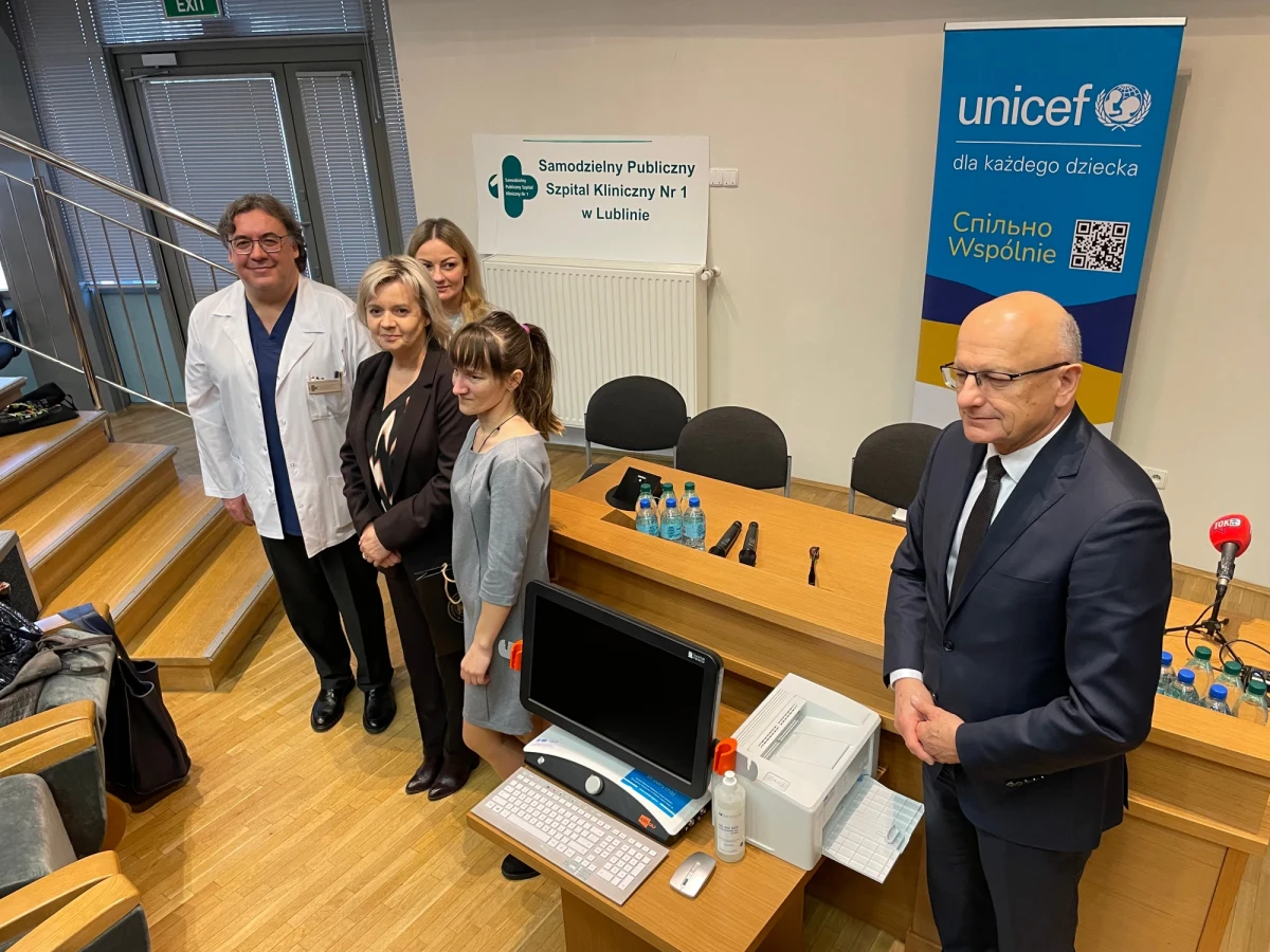 ​Supernowoczesny aparat USG do badania gałki ocznej otrzymało miasto Lublin. Urządzenie trafiło do Kliniki Okulistyki Ogólnej Samodzielnego Publicznego Szpitala Klinicznego nr 1. Do tej placówki za pośrednictwem kliniki we Lwowie trafiają pacjenci - także dzieci - z urazami wojennymi. Aparat będzie służył do diagnozowania tych urazów - mówi szef lubelskiej kliniki okulistyki prof. Robert Rejdak.