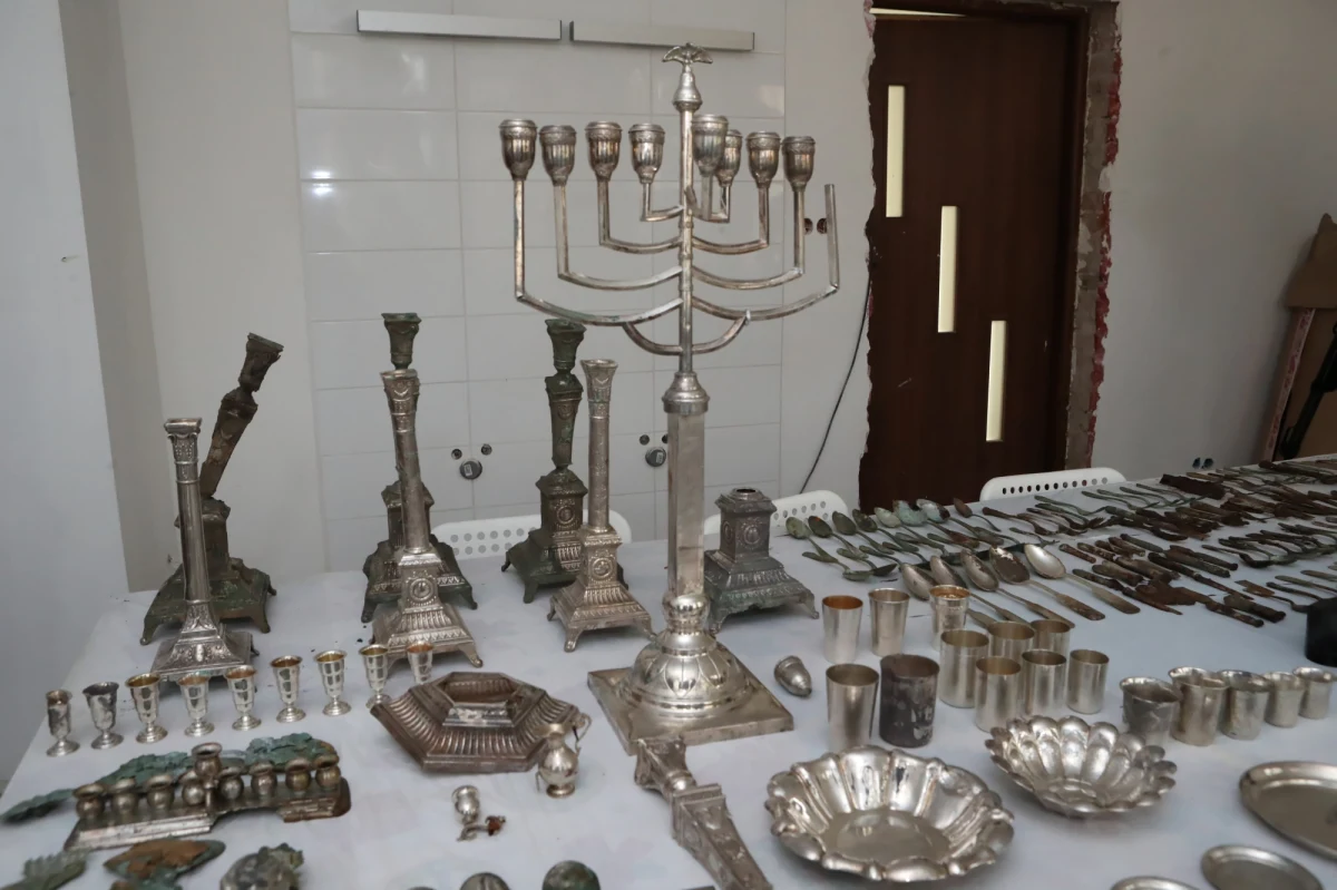 Niezwykłego odkrycia dokonali robotnicy podczas prac inwestycyjnych przy ul. Północnej w Łodzi. Ponad 400 zabytkowych przedmiotów, w tym chanukije, świeczniki, lichtarze i papierośnice znaleziono podczas remontu kamienicy.