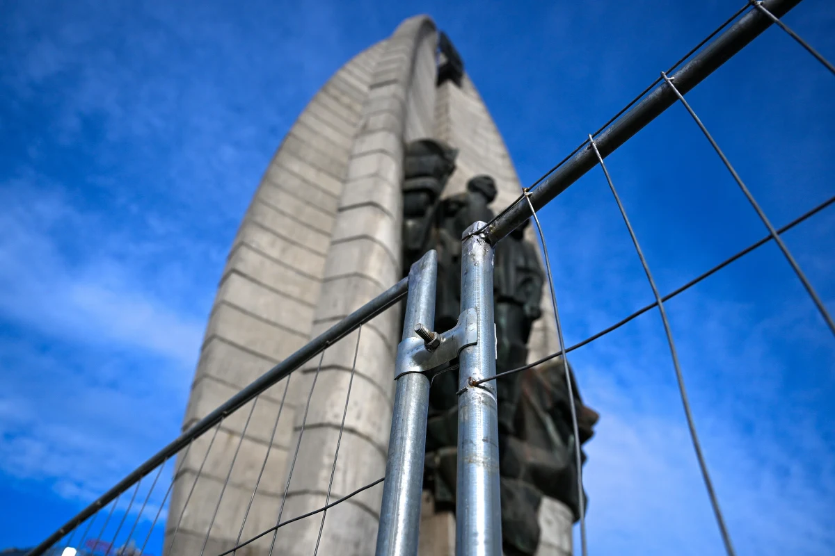 Inspektorzy nadzoru budowlanego w Rzeszowie sprawdzą stan techniczny nie tylko cokołu, ale całego pomnika Czynu Rewolucyjnego. Ten symbol miasta kilka dni temu został otoczony metalowym płotem.

