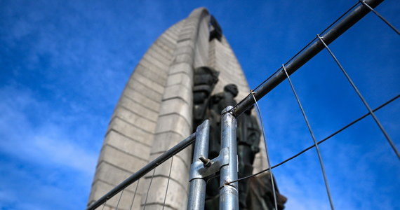 Inspektorzy nadzoru budowlanego w Rzeszowie sprawdzą stan techniczny nie tylko cokołu, ale całego pomnika Czynu Rewolucyjnego. Ten symbol miasta kilka dni temu został otoczony metalowym płotem.

