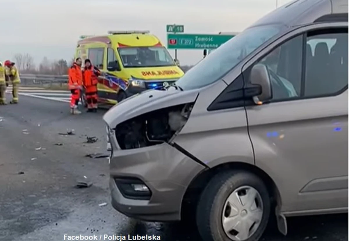 Cztery osoby zostały przetransportowane do szpitala po zderzeniu busa do przewozu osób niepełnosprawnych z samochodem osobowym na S12 w Piaskach (Lubelskie). Kierowca busa był nietrzeźwy. Obecnie całkowicie zablokowana jest droga w kierunku Chełma.
