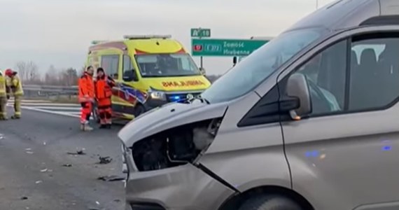 Cztery osoby zostały przetransportowane do szpitala po zderzeniu busa do przewozu osób niepełnosprawnych z samochodem osobowym na S12 w Piaskach (Lubelskie). Kierowca busa był nietrzeźwy. Obecnie całkowicie zablokowana jest droga w kierunku Chełma.