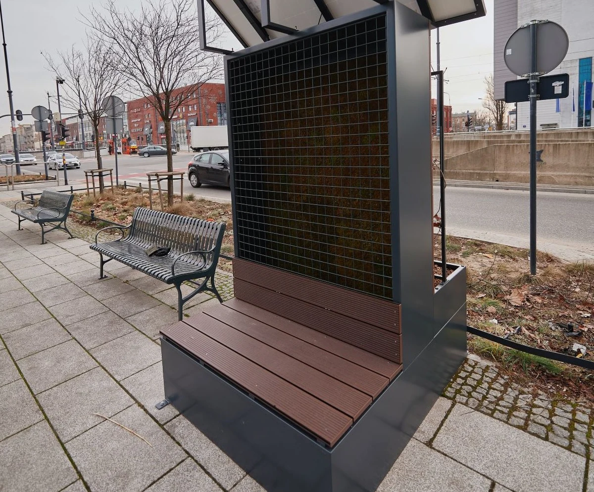 Zielone ławki filtrujące powietrze pojawiły się na ulicach Łodzi. Instalacje działają jak naturalne płuca miasta. MechoFiltr został sfinansowany z Budżetu Obywatelskiego miasta.