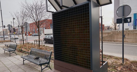 Zielone ławki filtrujące powietrze pojawiły się na ulicach Łodzi. Instalacje działają jak naturalne płuca miasta. MechoFiltr został sfinansowany z Budżetu Obywatelskiego miasta.
