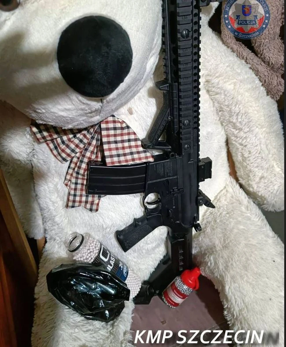 Trzech nastolatków odpowiedzialnych za niszczenie szyb w środkach komunikacji miejskiej w Szczecinie zatrzymali policjanci. Jak podała Komenda Miejska Policji konieczne było siłowe wejście do jednego z mieszkań w centrum miasta.

