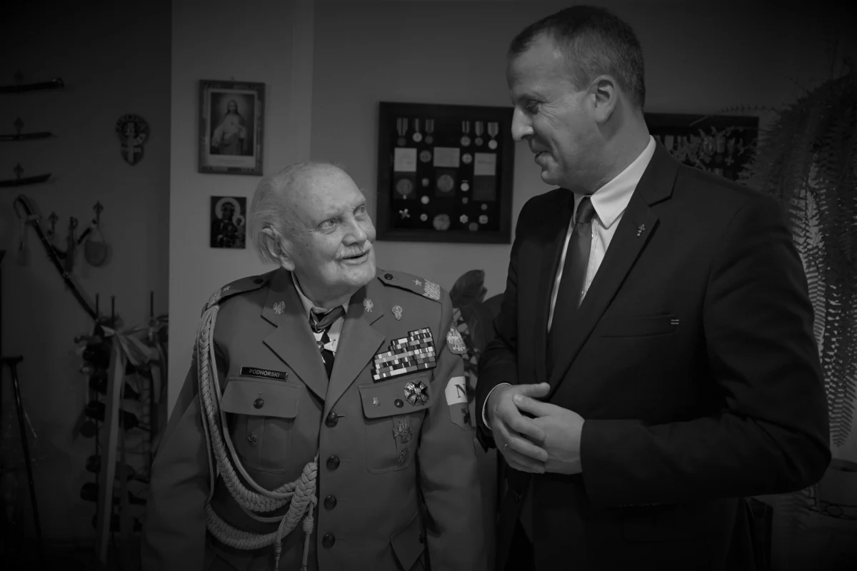Zmarł gen. Jan Henryk Podhorski, ps. Zygzak - poinformował w środę wojewoda wielkopolski. Podhorski był uczestnikiem Powstania Warszawskiego, działaczem powojennej konspiracji antykomunistycznej, generałem brygady WP w stanie spoczynku. W czerwcu tego roku Podhorski skończyłby 102 lata.

