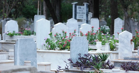 Prokuratura umorzyła śledztwo w sprawie śmiertelnego wypadku, do którego doszło w poniedziałek wielkanocny na cmentarzu w miejscowości Kamienica w gminie Załuski na Mazowszu. Obluzowana pionowa płyta nagrobna przewróciła się na półtorarocznego chłopca. Dziecko zmarło.



