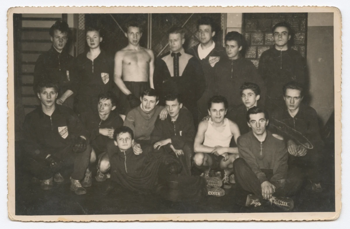 Ponad 100 unikatowych obiektów związanych z historią przemysłowej Łodzi: przedmioty codziennego użytku, ubiory i akcesoria, pamiątki związane z rzemiosłem, przemysłem i handlem oraz zdjęcia i archiwalne dokumenty można oglądać za darmo na portalu Centralnego Muzeum Włókiennictwa w Łodzi.

