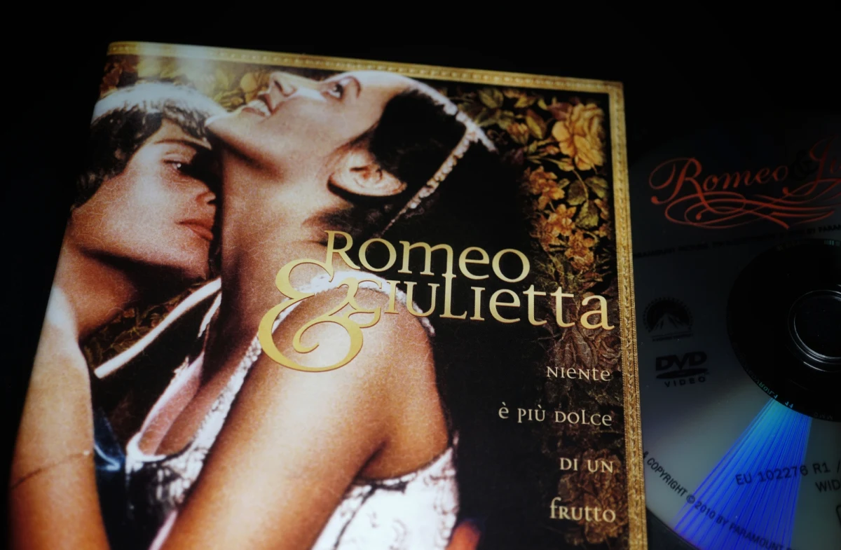 Gwiazdy ekranizacji dramatu "Romeo i Julia" z 1968 roku w reżyserii Franca Zeffirellego pozywają studio Paramount Pictures. Odtwórcy głównych ról - Olivia Hussey i Leonard Whiting - zarzucają twórcom, że nagrali i rozpowszechnili ich nagą scenę. Gdy występowali w filmie, oboje byli niepełnoletni. 