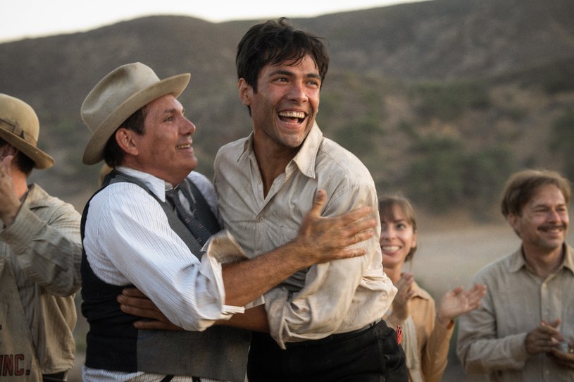 Choć najnowszy film Damiena Chazelle’a, delikatnie mówiąc, nie radzi sobie najlepiej w amerykańskich kinach, jego twórca nie ustaje w zachwytach występującym w nim Diego Calvą. W jednym z ostatnich wywiadów Chazelle porównał gwiazdę serialu "Narcos: Meksyk" do jednej z legend Hollywood - samego Ala Pacino.