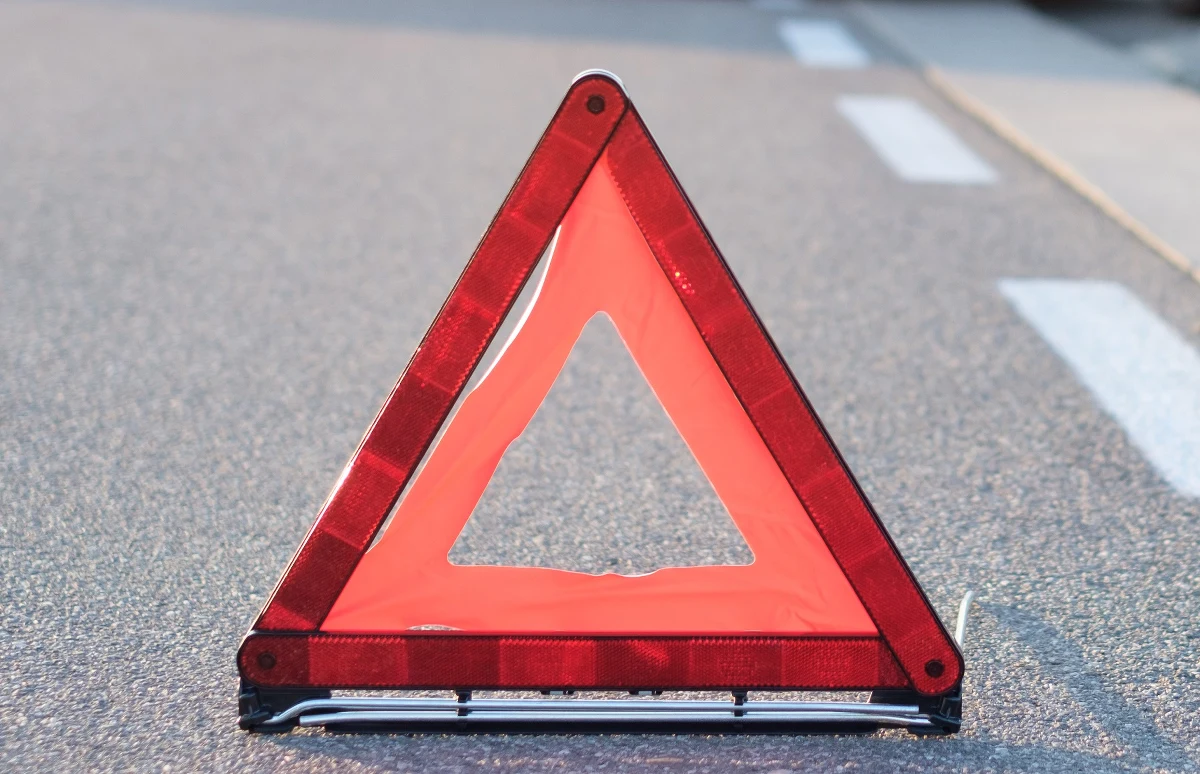 ​38-letni mężczyzna zginął, a jego 35-letnia żona została ranna w czołowym zderzeniu dwóch samochodów osobowych, do którego doszło w środę na drodze krajowej nr 44 w Jaśkowicach w powiecie krakowskim.