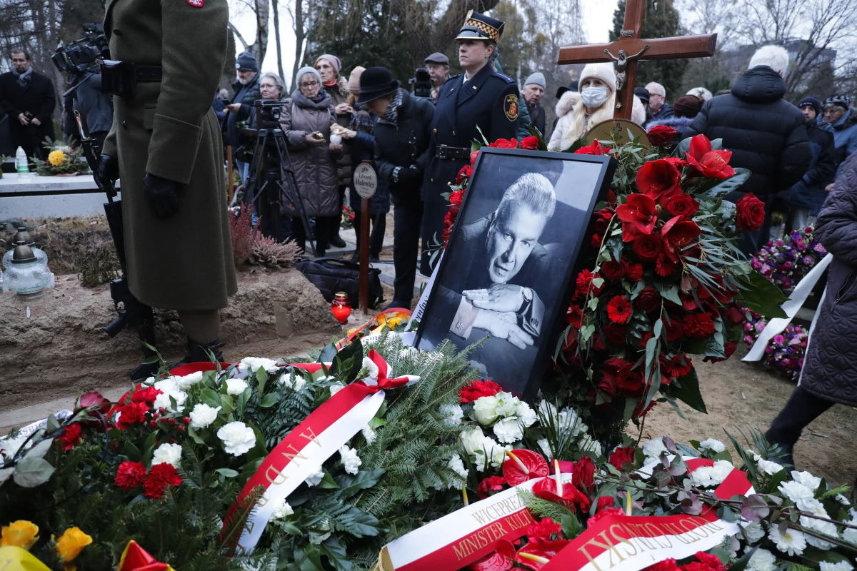 ​Żegnamy wybitnego artystę, który w swojej twórczości harmonijnie łączył powagę z humorem, a estetykę z etyką - napisał prezydent w liście do uczestników pogrzebu aktora Emiliana Kamińskiego. Trumna z ciałem artysty spoczęła w Alei Zasłużonych na Cmentarzu Wojskowym na warszawskich Powązkach.