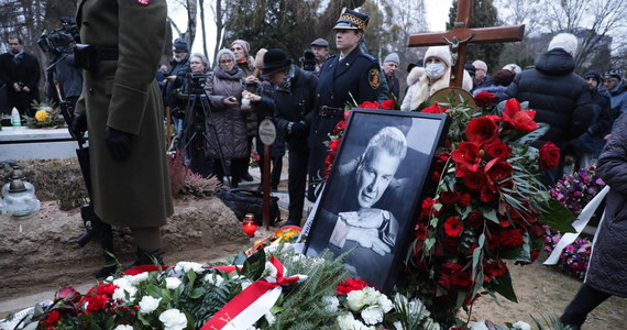 ​Żegnamy wybitnego artystę, który w swojej twórczości harmonijnie łączył powagę z humorem, a estetykę z etyką - napisał prezydent w liście do uczestników pogrzebu aktora Emiliana Kamińskiego. Trumna z ciałem artysty spoczęła w Alei Zasłużonych na Cmentarzu Wojskowym na warszawskich Powązkach.