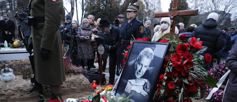 ​Żegnamy wybitnego artystę, który w swojej twórczości harmonijnie łączył powagę z humorem, a estetykę z etyką - napisał prezydent w liście do uczestników pogrzebu aktora Emiliana Kamińskiego. Trumna z ciałem artysty spoczęła w Alei Zasłużonych na Cmentarzu Wojskowym na warszawskich Powązkach.