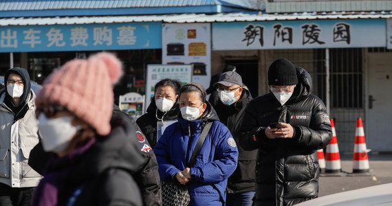 Światowa Organizacja Zdrowia poinformowała w środę, że nawrót epidemii Covid-19 w Chinach jest wywołany głównie przez dwie odmiany wariantu Omikron - BA.5.2 i BF.7. Odpowiadają one łącznie za 97,5 proc. wszystkich lokalnych infekcji. WHO jednocześnie skrytykowało metodę liczenia chorych przez chińskie władze, argumentując to tym, że "publikowane dane nie oddają dokładnego obrazu nawrotu epidemii".