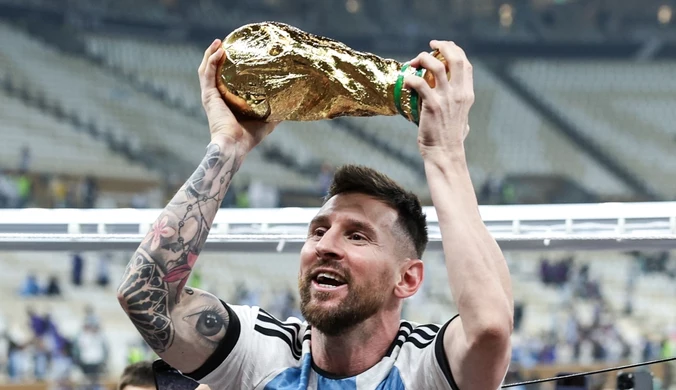 Historyczne zdjęcie Messiego z fałszywym trofeum? Argentyńskie media szokują