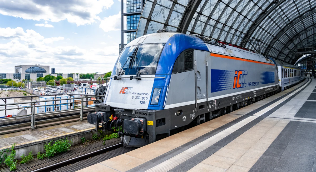 PKP Intercity poinformowało, że od 11 stycznia wzrosną ceny biletów za przejazdy pociągami. Zgodnie z komunikatem będzie to wzrost o 17,8 proc. dla Pendolino, 17,4 proc. w pociągach Express InterCity i o 11,8 proc. w pociągach TLK. Powodem mają być wyższe ceny energii elektrycznej, a także inflacja. W internetowym Radiu RMF24 dr Jakub Majewski, prezes Fundacji ProKolej, podzielił się inną możliwą przyczyną oraz wyjaśnił, jakie konsekwencje może przynieść ogłoszony wzrost cen.