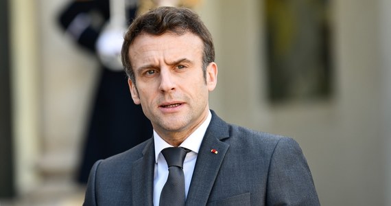 Emmanuel Macron rozmawiał w środę telefonicznie z Wołodymyrem Zełenskim. Prezydent Francji zapowiedział swojemu ukraińskiemu odpowiednikowi, że Paryż dostarczy Kijowowi "lekkie czołgi bojowe", czyli opancerzone pojazdy kołowe AMX-10 RC. To kolejny w ostatnich dniach gest Francji w stronę Ukrainy - w telewizyjnym orędziu z okazji Nowego Roku Macron powiedział, że "Francja będzie niezłomnie stała przy Ukrainie aż do jej zwycięstwa".