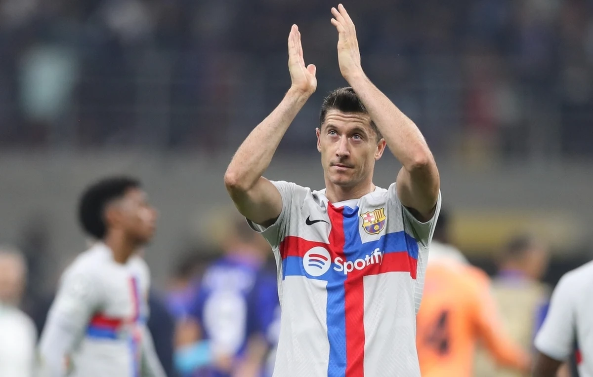 Hiszpański Sąd Administracyjny ds. Sportu zdecydował w środę, że Robert Lewandowski będzie musiał odcierpieć karę trzech meczów pauzy w Primera Division. Napastnik FC Barcelony już wcześniej był zdyskwalifikowany, ale wystąpił 31 grudnia w derbowym spotkaniu z RCD Espanyolem, ponieważ zawieszono wtedy wykonanie kary.