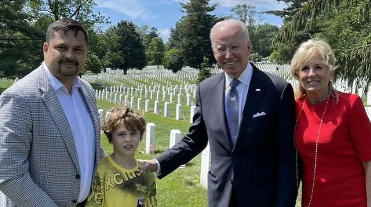 Prezydent Stanów Zjednoczonych odpowiedział na list, jaki wysłał do niego Wiktor - syn naszego amerykańskiego korespondenta Pawła Żuchowskiego. Chłopiec napisał do Joe Bidena po tym, jak w maju 2021 roku zamienił kilka słów z przywódcą USA podczas zaskakującego spotkania na Cmentarzu Narodowym w Arlington. Korespondent RMF FM zabrał tam syna, by położyć kwiaty przy grobie polskiego żołnierza - Dawida Pietrka. Joe Biden wspomina, że był poruszony, iż wiele osób - w tym rodzina Wiktora - poświęca czas, by "złożyć hołd tym, którzy oddali życie, by chronić innych".
