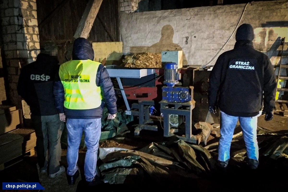 Policjanci CBŚP wspólnie z funkcjonariuszami KAS i Straży Granicznej pod nadzorem sieradzkiej prokuratury zlikwidowali krajalnię tytoniu. Podczas akcji służby zabezpieczyły blisko 17 ton tytoniu oraz ponad 100 tys. nielegalnych papierosów. Zatrzymano dwóch mężczyzn.