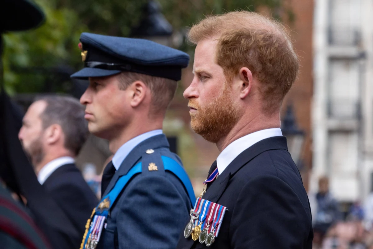 Książę Harry uciekł do kuchni przed agresywnie zachowującym się bratem. Ten poszedł za nim i ciosem powalił na ziemię. O takim incydencie młodszy syn króla Karola III pisze między innymi w swojej autobiografii "Spare" – ujawnia dziennik "The Guardian".