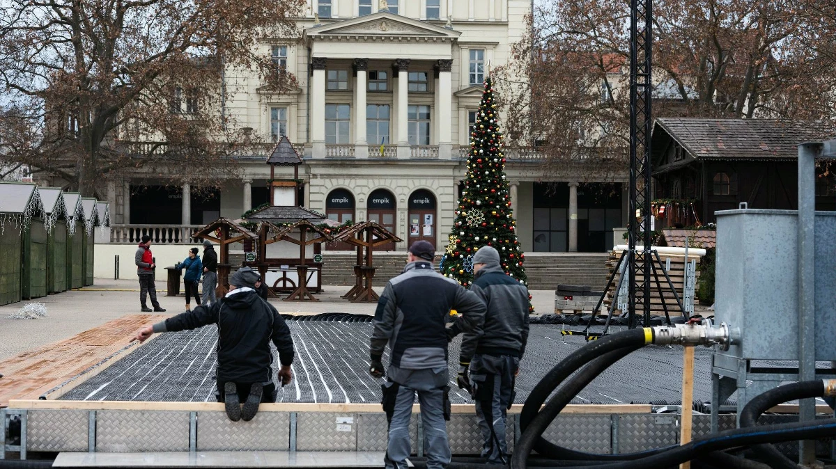 Lodowisko, gorące kakao czy darmowe lekcje jazdy na łyżwach - to niektóre atrakcje jakie czekają na poznaniaków już od 6 stycznia na pl. Wolności. Wszystko to w ramach Zimowego Miasteczka, które będzie czynne aż do 26 lutego.

