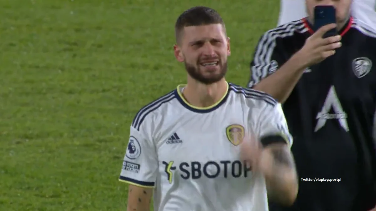 Reprezentant Polski Mateusz Klich odchodzi z Leeds United. W sieci pojawił się filmik, pokazujący jak kibice i koledzy z zespołu pożegnali Polaka. Widać, że dla piłkarza było to bardzo emocjonalne przeżycie.