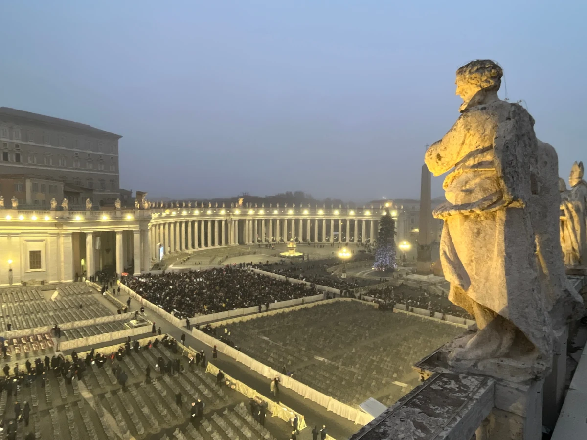 Od północy w rejonie placu Świętego Piotra obowiązuje czerwona strefa bezpieczeństwa. Taką decyzję podjęły władze Rzymu w związku z uroczystościami pogrzebowymi Benedykta XVI. 