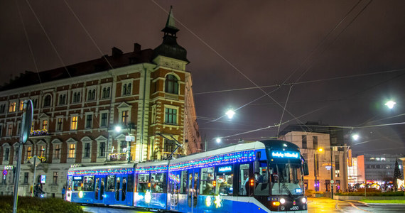 Krakowskie MPK zaprasza do wspólnego kolędowania w świątecznym tramwaju, który dzisiaj wyjedzie na ulice Miasta. Tramwaj będzie kursował od ok. godz. 17.00 do 19.30 wokół pierwszej obwodnicy: pl. Wszystkich Świętych, ul. Straszewskiego, Podwale, Dunajewskiego, Basztowa i ul. Westerplatte oraz do Cichego Kącika.