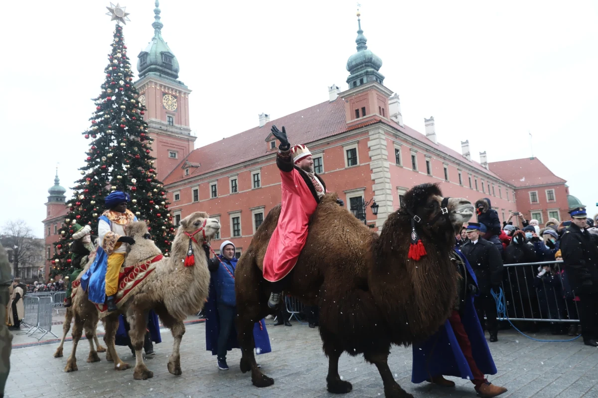 W piątek, 6 stycznia, śródmiejskimi ulicami przejdzie tradycyjny Orszak Trzech Króli. Od godz. 11.30 do 13, zamknięty będzie dla ruchu fragment ul. Królewskiej oraz placu Piłsudskiego. W czasie przedłużonego weekendu Krakowskie Przedmieście i Nowy Świat ponownie staną się deptakiem - poinformował stołeczny ratusz.