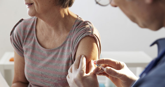 Okręgowa Rada Lekarska w Szczecinie apeluje do rządu o usprawnienie systemu szczepień przeciwko grypie sezonowej. Lekarze proponują, by e-receptę na szczepienie dostawał każdy z automatu oraz by wykorzystać rozwiązania wykorzystywane w pandemii Covid-19.