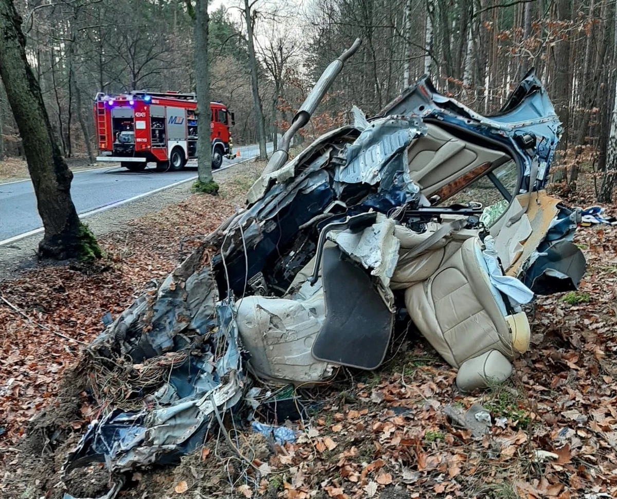 Wstrząsające szczegóły pojawiły się po tragicznym wypadku, do którego doszło w Nowy Rok na drodze powiatowej łączącej Mostki i Przełazy (gm. Lubrza) w województwie lubuskim. Samochód osobowy na łuku drogi wypadł z jezdni i uderzył w drzewo. Na miejscu zginęli 15 i 17-latek.
