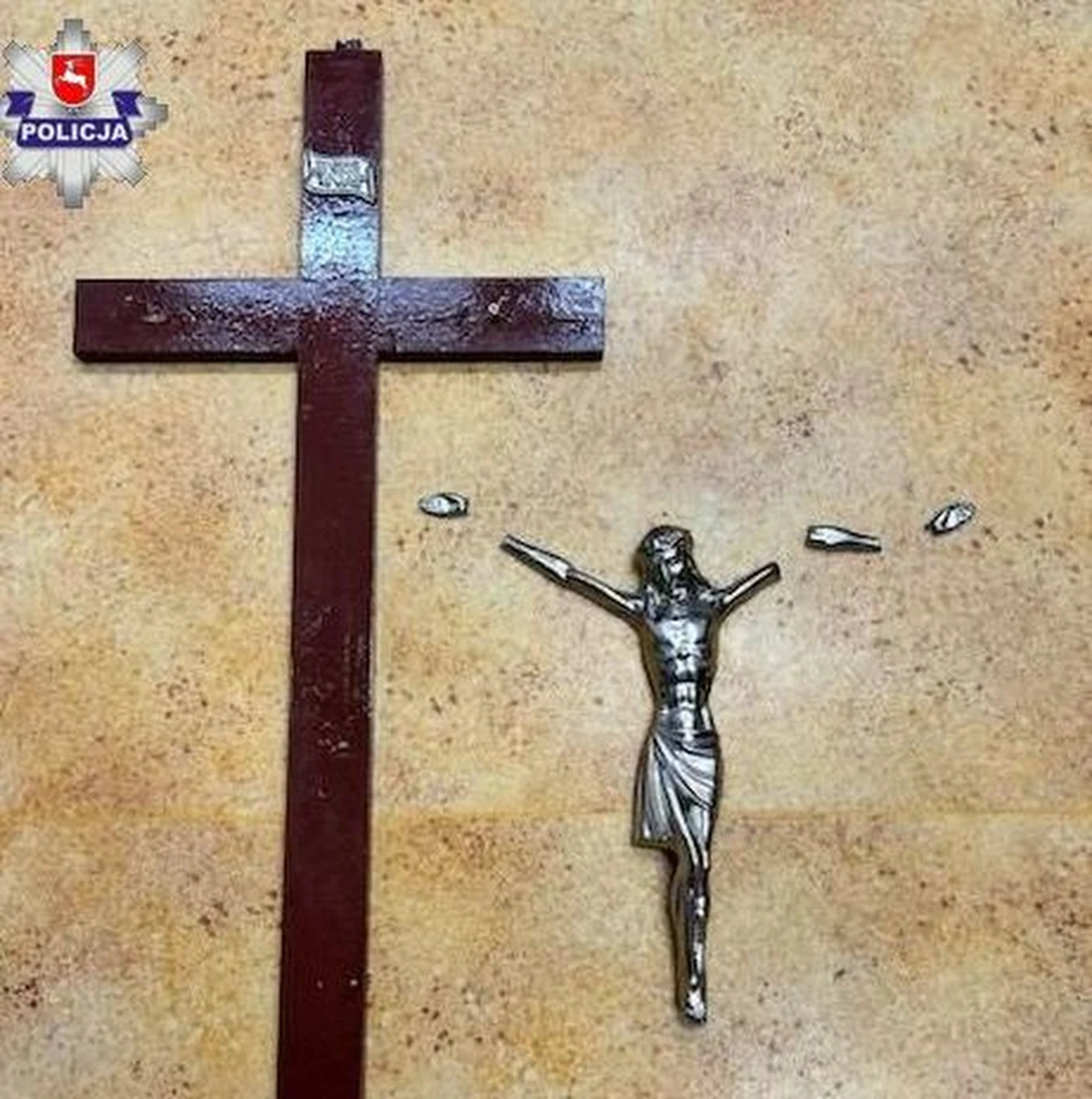 Za znieważenie przedmiotu czci religijnej odpowiedzą dwaj młodzi mężczyźni, którzy z kościoła w Dęblinie zerwali drewniany krzyż przytwierdzony do ściany, uszkodzili go i wyrzucili. Grozi im do 2 lat więzienia.     