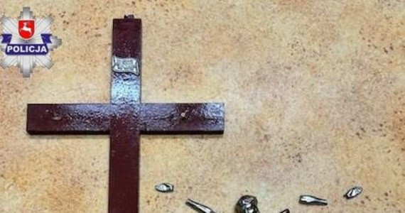 Za znieważenie przedmiotu czci religijnej odpowiedzą dwaj młodzi mężczyźni, którzy z kościoła w Dęblinie zerwali drewniany krzyż przytwierdzony do ściany, uszkodzili go i wyrzucili. Grozi im do 2 lat więzienia.     