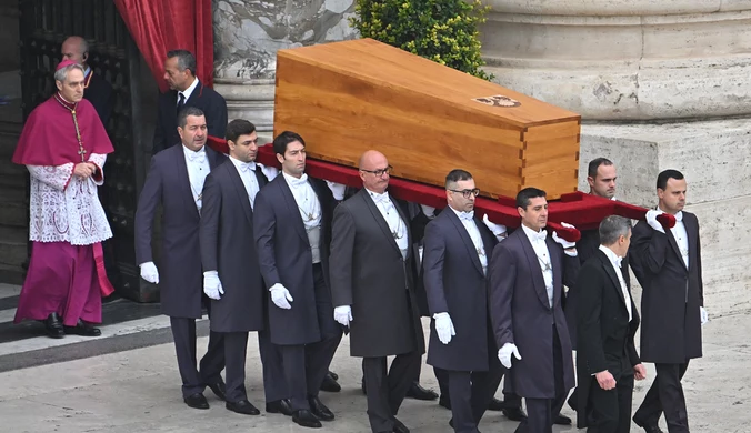 Pogrzeb papieża Benedykta XVI. Tysiące ludzi w Watykanie