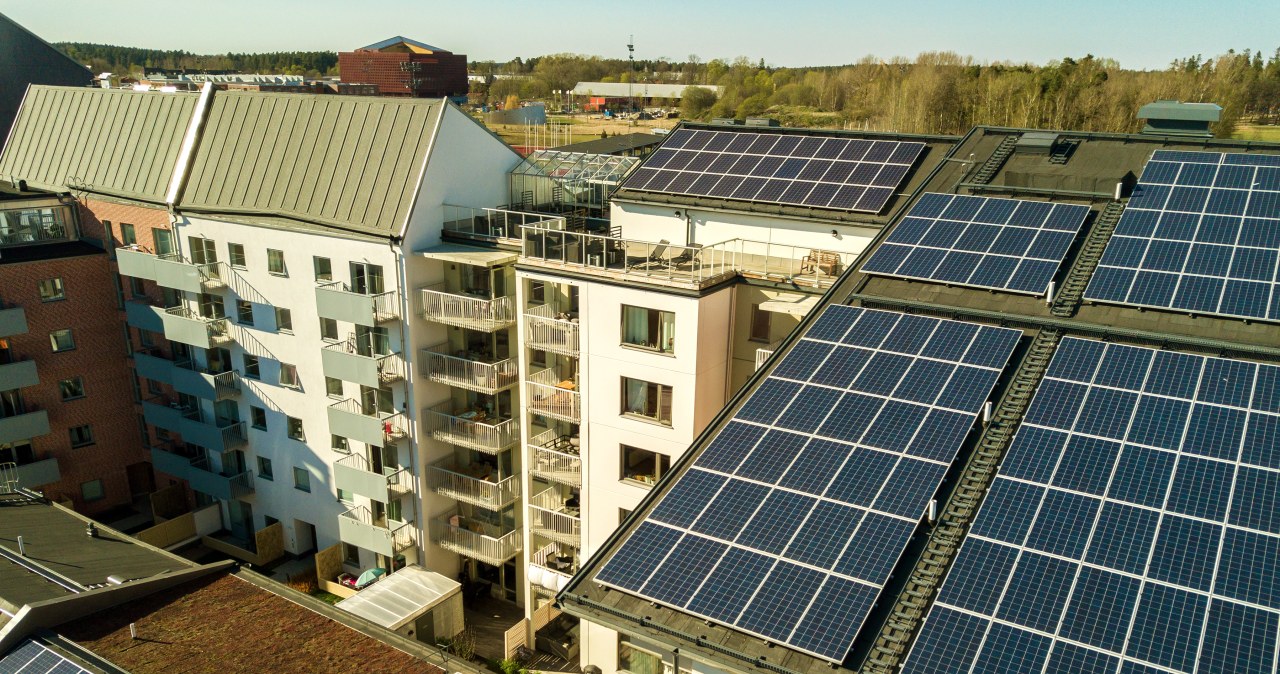 Fotowoltaika w bloku. Czy zakup paneli na dachu się opłaca?