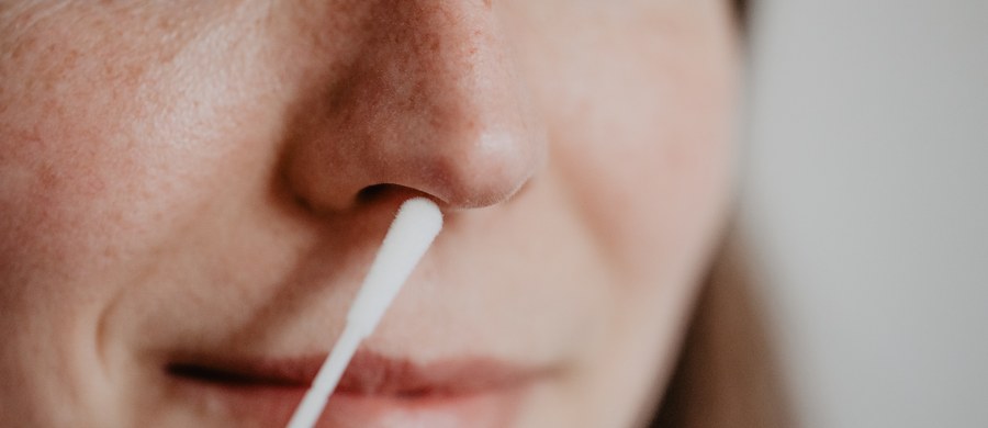 Dzisiaj rano podpisałem rozporządzenie, które wprowadza do POZ, czyli u lekarza rodzinnego, możliwość wykonania testu, który będzie identyfikował, z jaką przypadłością mamy do czynienia. Czy jest to RSV, grypa, czy Covid-19 - powiedział minister Adam Niedzielski.