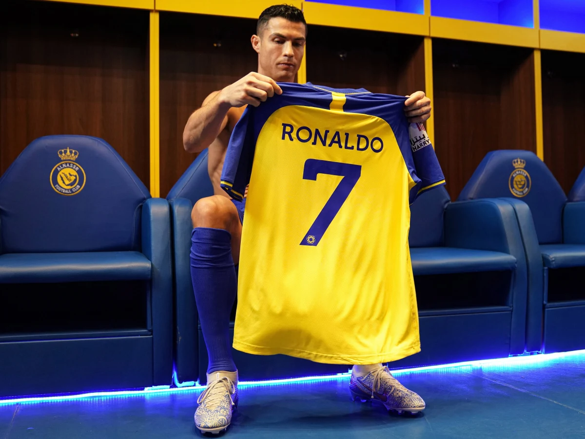 Cristiano Ronaldo został już zaprezentowany kibicom saudyjskiego klubu Al-Nassr, w którym będzie występował do 2025 r. Portugalski piłkarz jednak poczeka na debiut. Najpierw musi odbyć karę dwóch meczów. To efekt dyskwalifikacji nałożonej jeszcze w czasie jego gry w Manchesterze United.