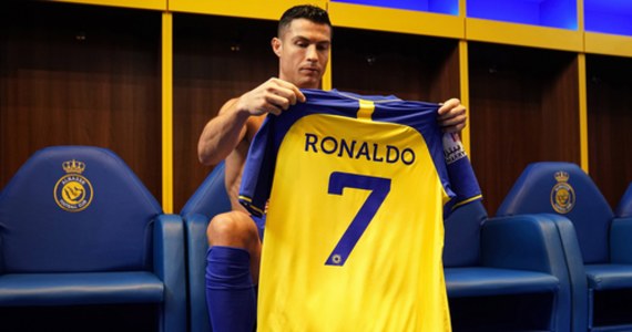 Cristiano Ronaldo został już zaprezentowany kibicom saudyjskiego klubu Al-Nassr, w którym będzie występował do 2025 r. Portugalski piłkarz jednak poczeka na debiut. Najpierw musi odbyć karę dwóch meczów. To efekt dyskwalifikacji nałożonej jeszcze w czasie jego gry w Manchesterze United.
