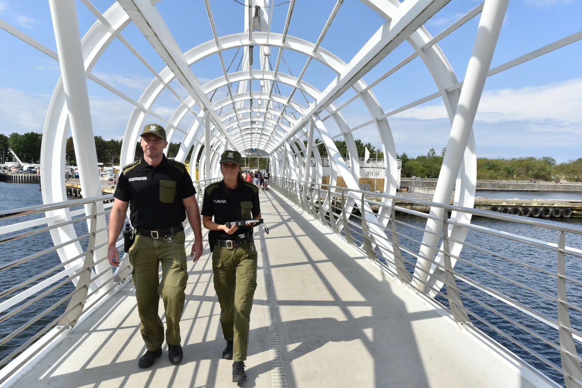 75 funkcjonariuszy zamierza przyjąć w tym roku do służby Morski Oddział Straży Granicznej. Dokumenty aplikacyjne można składać w Komendzie MOSG w Gdańsku oraz w jednostkach Straży Granicznej w Świnoujściu, Rewalu, Szczecinie, Kołobrzegu, Darłowie, Ustce, Władysławowie, Elblągu i Krynicy Morskiej. 