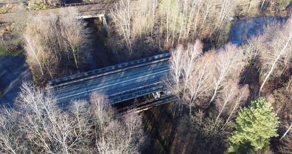 Na jednej z dwóch głównych dróg dojazdowych Rybnika do autostrady A4, ul. Mikołowskiej, którą przebiega w tym mieście odcinek drogi wojewódzkiej nr 925, powstaną nowy most nad rzeką Ruda i nowy wiadukt nad zlikwidowaną linią kolei piaskowej – podał w czwartek lokalny samorząd.